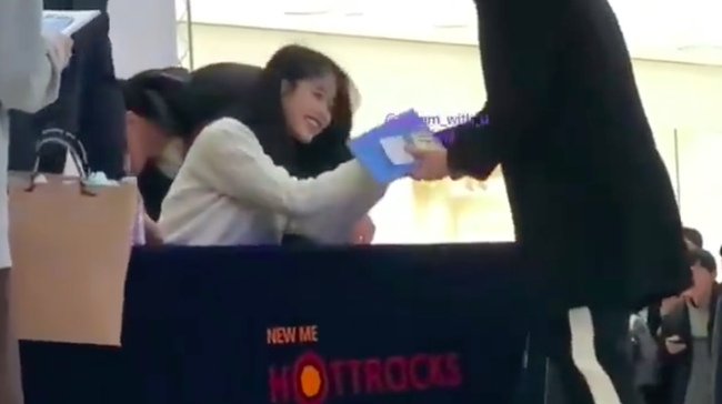 Bị fan "hắt hủi" không chịu nắm tay và đây là cách chữa cháy vô cùng hài hước của "em gái quốc dân" IU - Ảnh 6. Bị fan "hắt hủi" không chịu nắm tay và đây là cách chữa cháy vô cùng hài hước của "em gái quốc dân" IU - Ảnh 6.