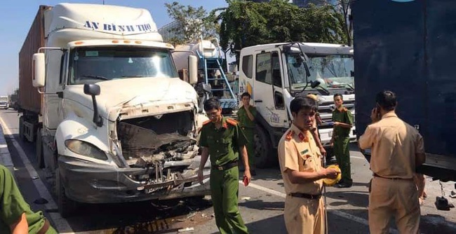 TP.HCM: 5 ô tô tông xe liên hoàn khi chờ đèn đỏ, lơ xe mắc kẹt chết thảm, tài xế đi cấp cứu - Ảnh 1.