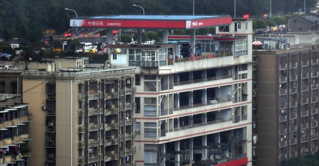 &quot;Thành phố thẳng đứng&quot; ở Trung Quốc gây ngỡ ngàng khi xây trạm xăng trên nóc tòa nhà 6 tầng - Ảnh 2.