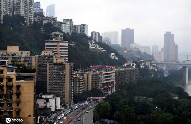 &quot;Thành phố thẳng đứng&quot; ở Trung Quốc gây ngỡ ngàng khi xây trạm xăng trên nóc tòa nhà 6 tầng - Ảnh 1.