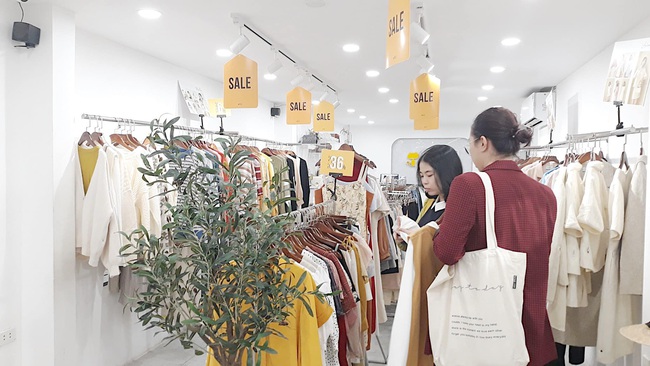 Black Friday: Chẳng cần tìm kiếm đâu xa, cứ ra đường là thấy cả loạt store thiết kế Việt sale toàn 50 - 70% chứ không ít - Ảnh 12. Black Friday: Chẳng cần tìm kiếm đâu xa, cứ ra đường là thấy cả loạt store thiết kế Việt sale toàn 50 - 70% chứ không ít - Ảnh 12.
