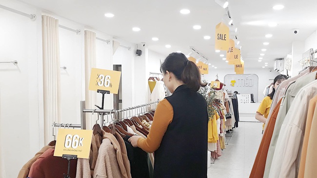 Black Friday: Chẳng cần tìm kiếm đâu xa, cứ ra đường là thấy cả loạt store thiết kế Việt sale toàn 50 - 70% chứ không ít - Ảnh 13. Black Friday: Chẳng cần tìm kiếm đâu xa, cứ ra đường là thấy cả loạt store thiết kế Việt sale toàn 50 - 70% chứ không ít - Ảnh 13.