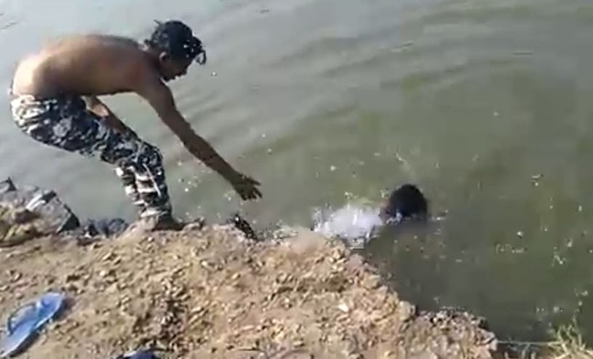 Đi bơi cùng bạn, chàng trai trẻ bị đuối nước, mọi người chứng kiến thảm kịch trước mắt nhưng giúp đỡ, còn thản nhiên cầm máy ghi hình - Ảnh 2.