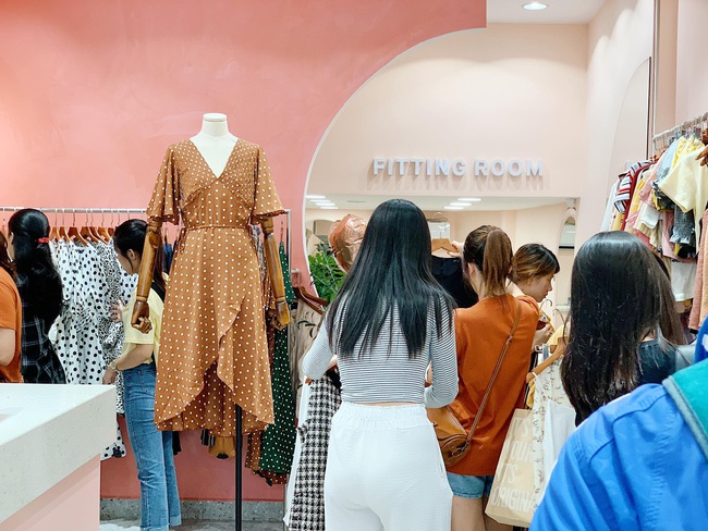 Black Friday: Chẳng cần tìm kiếm đâu xa, cứ ra đường là thấy cả loạt store thiết kế Việt sale toàn 50 - 70% chứ không ít - Ảnh 15. Black Friday: Chẳng cần tìm kiếm đâu xa, cứ ra đường là thấy cả loạt store thiết kế Việt sale toàn 50 - 70% chứ không ít - Ảnh 15.