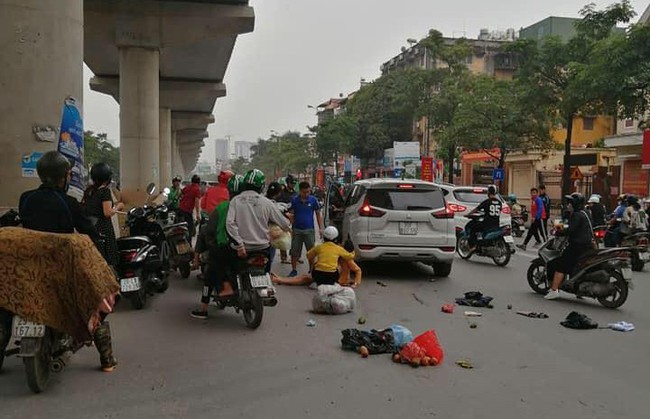 Hà Nội: Ô tô &quot;điên&quot; gây tai nạn liên hoàn, một người phụ nữ nhập viện - Ảnh 2.