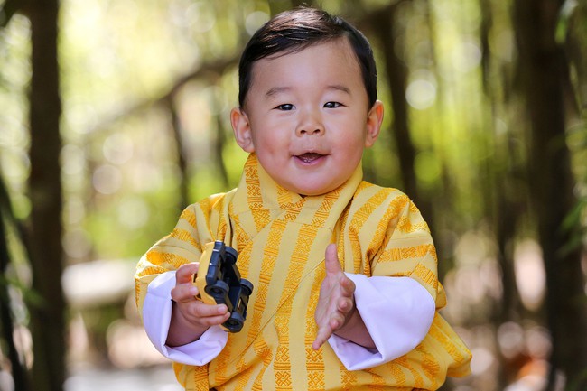 Mới 3 tuổi, tiểu Hoàng tử Bhutan đã thể hiện khí chất ngời ngời của một đấng quân vương trong bức hình mới nhất gây sốt dư luận - Ảnh 2.