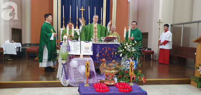Giám mục làm lễ cầu siêu cho các nạn nhân