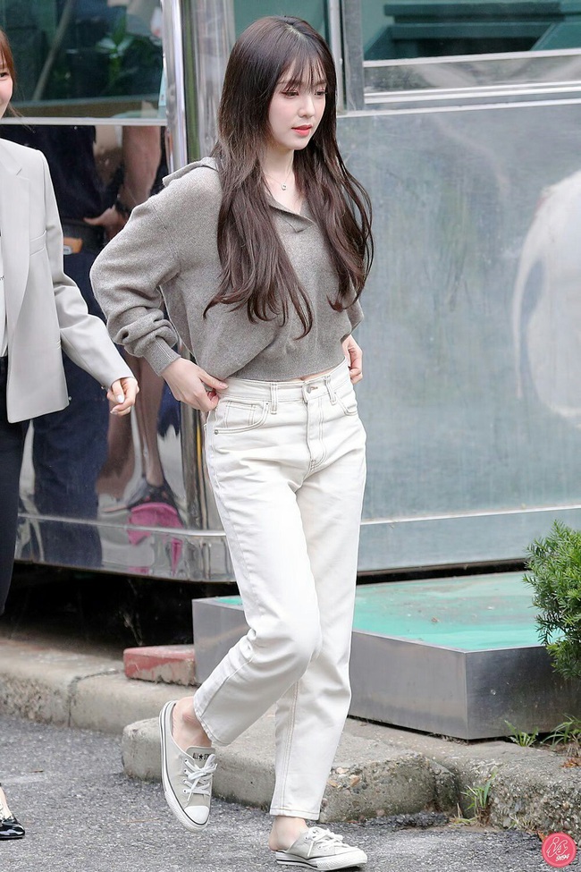 11 ý tưởng diện áo len từ Irene (Red Velvet): Toàn đơn giản mà sao vẫn thanh lịch và thời thượng đến thế! - Ảnh 3. 11 ý tưởng diện áo len từ Irene (Red Velvet): Toàn đơn giản mà sao vẫn thanh lịch và thời thượng đến thế! - Ảnh 3.
