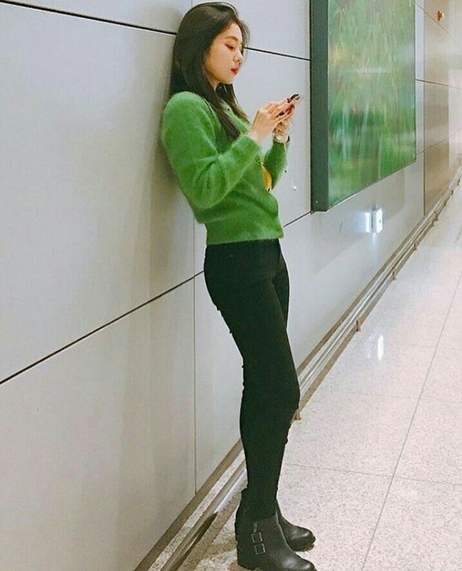 11 ý tưởng diện áo len từ Irene (Red Velvet): Toàn đơn giản mà sao vẫn thanh lịch và thời thượng đến thế! - Ảnh 12. 11 ý tưởng diện áo len từ Irene (Red Velvet): Toàn đơn giản mà sao vẫn thanh lịch và thời thượng đến thế! - Ảnh 12.