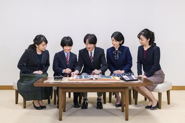 Thái tử Nhật Bản chia sẻ bức hình gia đình mới nhất nhân dịp sinh nhật và thẳng thắn nói về chuyện con gái cả hoãn đám cưới suốt 2 năm - Ảnh 2.