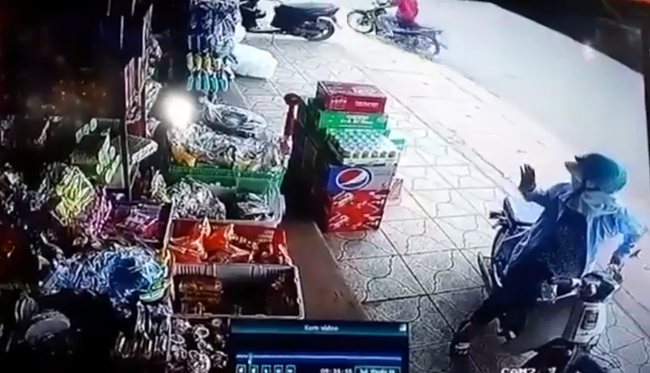 Clip: Thùng container bất ngờ bị văng xuống đường với tốc độ kinh hoàng, người phụ nữ nhảy khỏi xe thoát chết trong gang tấc - Ảnh 2. Clip: Thùng container bất ngờ bị văng xuống đường với tốc độ kinh hoàng, người phụ nữ nhảy khỏi xe thoát chết trong gang tấc - Ảnh 2.