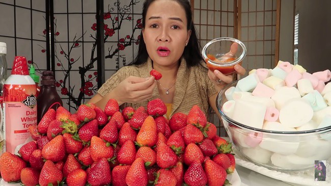Clip &quot;ăn dâu tây nhớ kẻ trồng cây&quot; của chị gái người Việt khiến cộng đồng mạng sốt hết cả ruột hóa ra chưa là gì khi xem thêm các video khác của chị - Ảnh 5.