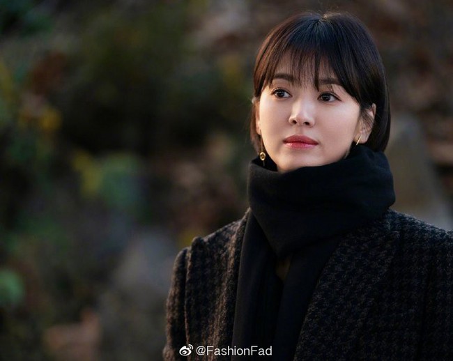 Tranh cãi Song Hye Kyo khi để tóc ngắn: Người khen đẹp, người kêu nam tính, thậm chí còn giống Lee Min Ho? - Ảnh 4.