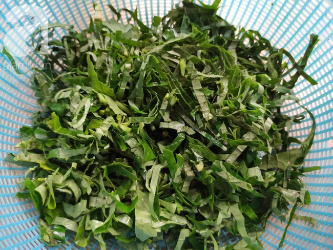 Mùa rươi mà không thử ngay rươi rang muối thì quả là "có lỗi" lắm! - Ảnh 2. Mùa rươi mà không thử ngay rươi rang muối thì quả là "có lỗi" lắm! - Ảnh 2.
