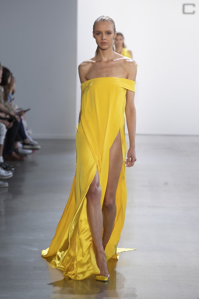 Minh tinh quyến rũ bật nhất Hollywood Sienna Miller diện đầm của NTK Công Trí: Như tia nắng vàng bừng sáng trên thảm đỏ  - Ảnh 5.