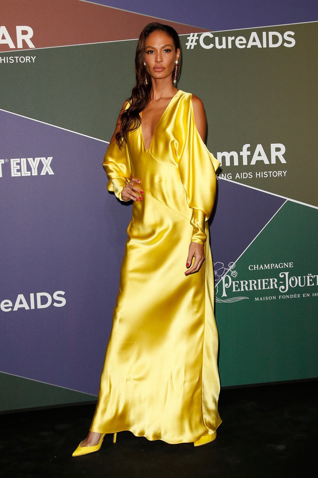 Minh tinh quyến rũ bật nhất Hollywood Sienna Miller diện đầm của NTK Công Trí: Như tia nắng vàng bừng sáng trên thảm đỏ  - Ảnh 7.