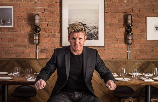 Có bố là đầu bếp triệu phú nhưng các con của Gordon Ramsay vẫn phải ngồi máy bay hạng thường, không bao giờ được vào nhà hàng sang trọng - Ảnh 6.