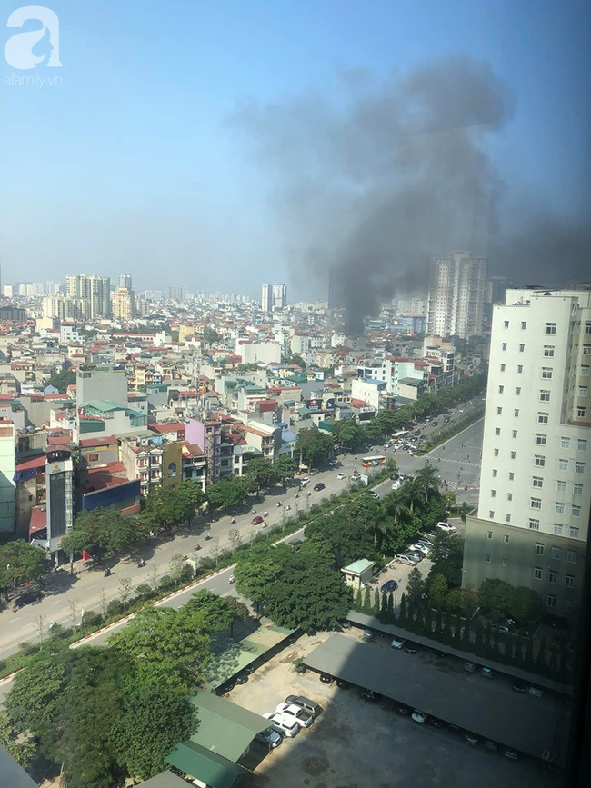 Cháy lớn tại Hà Nội, khói đen bốc nghi ngút khiến nhiều người dân lo lắng - Ảnh 3.