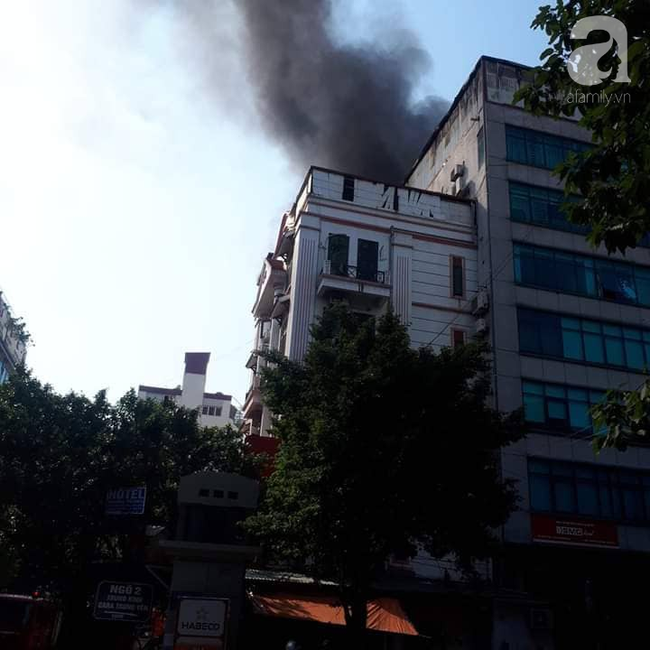 Cháy lớn tại Hà Nội, khói đen bốc nghi ngút khiến nhiều người dân lo lắng - Ảnh 5.