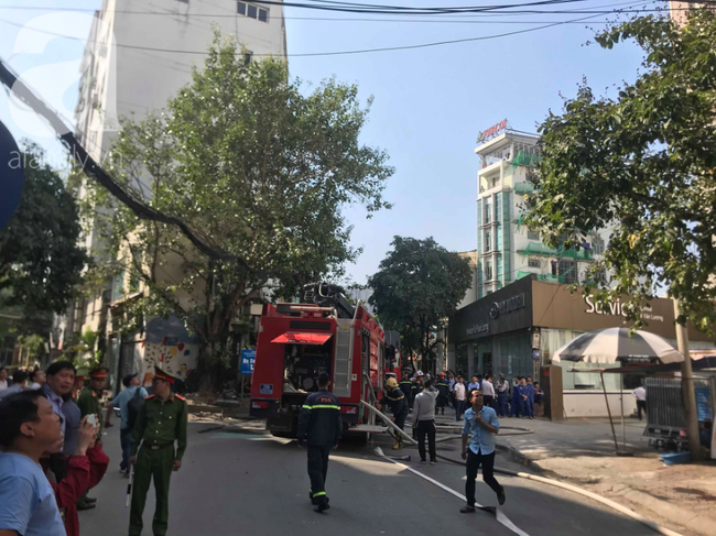 Cháy lớn tại Hà Nội, khói đen bốc nghi ngút khiến nhiều người dân lo lắng - Ảnh 7.