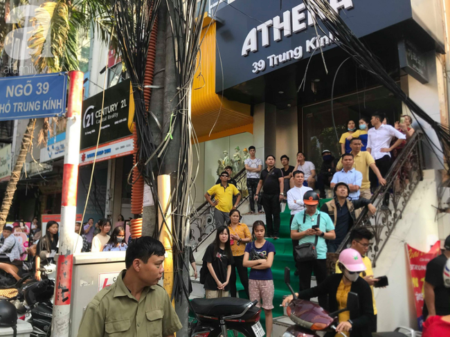 Cháy lớn tại Hà Nội, khói đen bốc nghi ngút khiến nhiều người dân lo lắng - Ảnh 8.