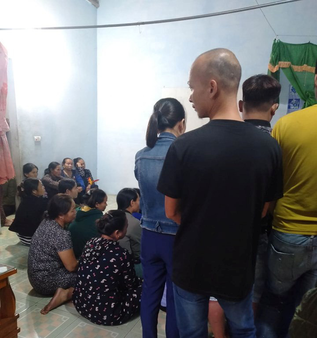 Người thân, hàng xóm đang cầu siêu cho nạn nhân Người thân, hàng xóm đang cầu siêu cho nạn nhân