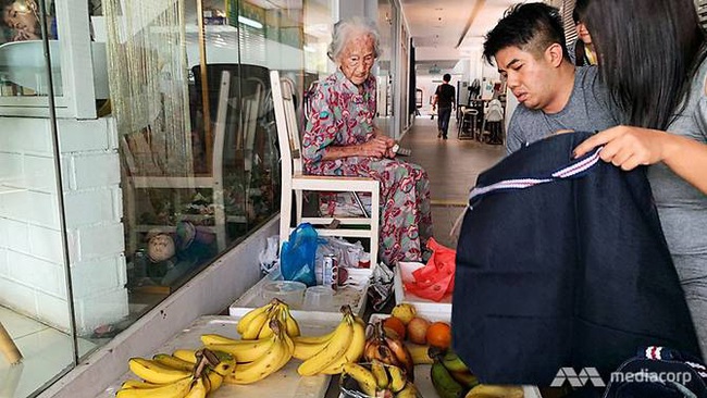 Cụ bà 97 tuổi khắc khổ bán hoa quả và sự thật bất ngờ phía sau, đi buôn chỉ là... niềm vui - Ảnh 1. Cụ bà 97 tuổi khắc khổ bán hoa quả và sự thật bất ngờ phía sau, đi buôn chỉ là... niềm vui - Ảnh 1.