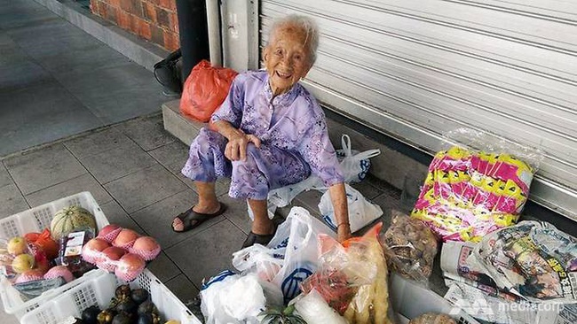 Cụ bà 97 tuổi khắc khổ bán hoa quả và sự thật bất ngờ phía sau, đi buôn chỉ là... niềm vui - Ảnh 2. Cụ bà 97 tuổi khắc khổ bán hoa quả và sự thật bất ngờ phía sau, đi buôn chỉ là... niềm vui - Ảnh 2.