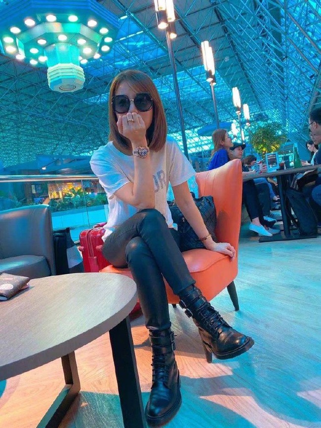 Selfie khoe nhẫn đắt tiền là thế nhưng netizen lại chú ý đến điểm trừ về vóc dáng của Lâm Tâm Như - Ảnh 4.