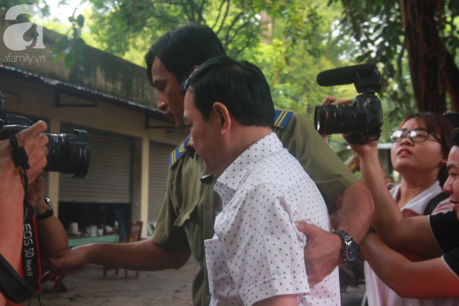 Xét xử vụ Nguyễn Hữu Linh dâm ô: Bị cáo đi &quot;lối tắt&quot;, cố thủ trên xe khi thấy phóng viên - Ảnh 2.