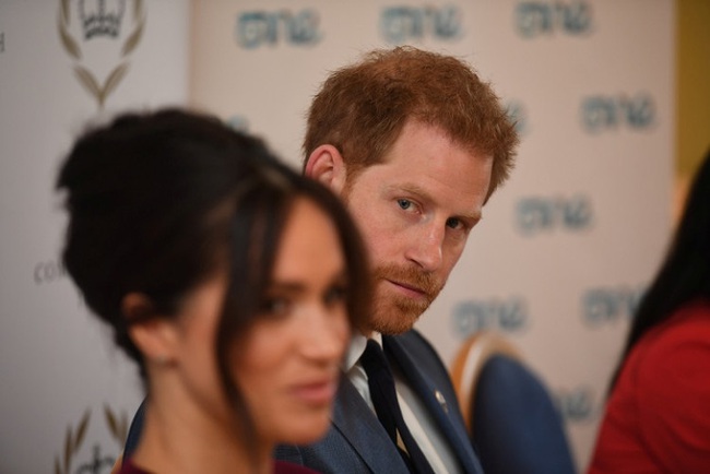 Meghan Markle bị cáo buộc đã &quot;lợi dụng&quot; chồng để đối phó với sự soi mói của truyền thông và chống lại Hoàng gia Anh - Ảnh 1.