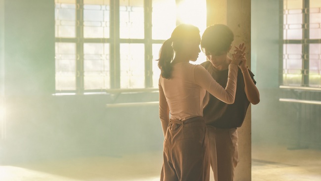 Vũ Cát Tường khóc lóc thảm thiết, yêu đồng tính trong MV "Có người" - Ảnh 5. Vũ Cát Tường khóc lóc thảm thiết, yêu đồng tính trong MV "Có người" - Ảnh 5.