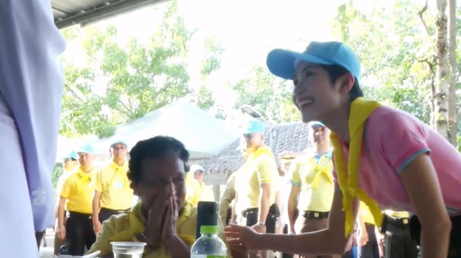 Sau hơn nửa tháng bị phế truất, rò rỉ hình ảnh cuối cùng của Hoàng quý phi Thái Lan chưa từng thấy trước đây khiến cộng đồng mạng phát sốt - Ảnh 2. Sau hơn nửa tháng bị phế truất, rò rỉ hình ảnh cuối cùng của Hoàng quý phi Thái Lan chưa từng thấy trước đây khiến cộng đồng mạng phát sốt - Ảnh 2.