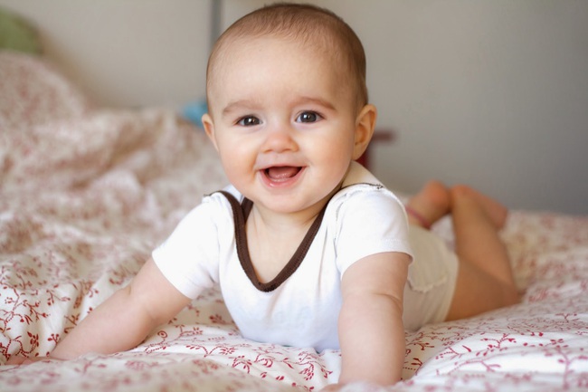 Có 2 mốc phát triển quan trọng của bé 3 tháng tuổi mà bố mẹ cần lưu ý - Ảnh 2.