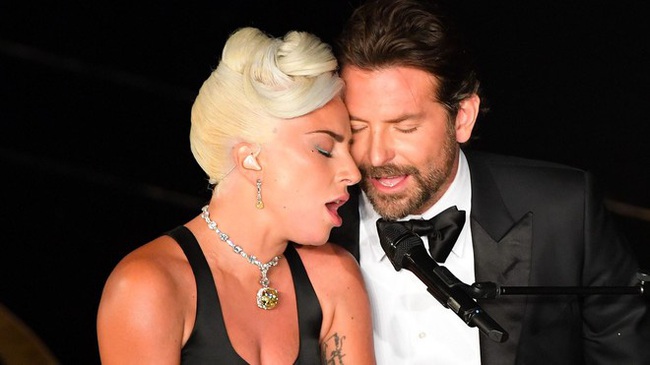 Chẳng những thừa nhận cùng Bradley Cooper dàn dựng chuyện hẹn hò, Lady Gaga còn gây tranh cãi với phát ngôn: &quot;Báo chí thật là ngốc nghếch&quot; - Ảnh 3.