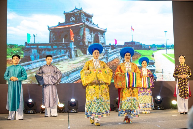 Mãn nhãn với trang phục đẹp mắt từ phim cung đấu đầu tiên của Việt Nam, "Phượng Khấu" ra mắt năm 2020 - Ảnh 7. Mãn nhãn với trang phục đẹp mắt từ phim cung đấu đầu tiên của Việt Nam, "Phượng Khấu" ra mắt năm 2020 - Ảnh 7.