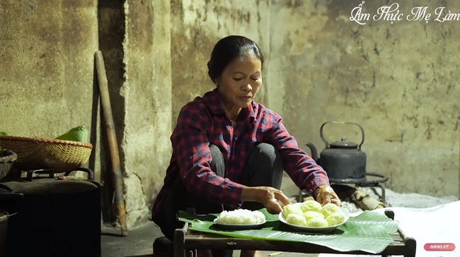 Trùng hợp làm sao, cả Bà Tân Vlog và Ẩm Thực Mẹ Làm đều tung clip làm bánh dày vào cùng một ngày, dân tình lại được dịp so sánh bánh của ai ngon hơn rồi đây! - Ảnh 9.