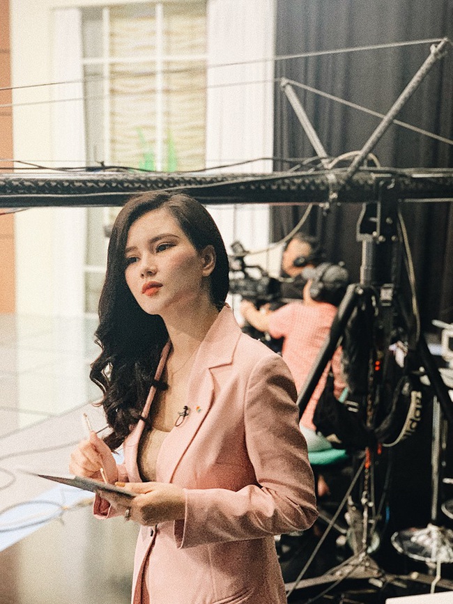 3 bà mẹ đơn thân xinh đẹp ở VTV: Người kinh doanh dùng hàng hiệu như ngôi sao, kẻ tự tay tậu nhà hàng tỉ đồng - Ảnh 2. 3 bà mẹ đơn thân xinh đẹp ở VTV: Người kinh doanh dùng hàng hiệu như ngôi sao, kẻ tự tay tậu nhà hàng tỉ đồng - Ảnh 2.