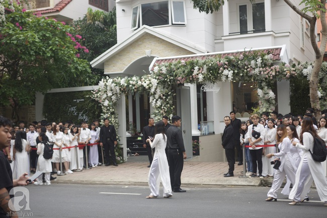 Người hâm mộ diện áo dài trắng, vui vẻ cùng nhau tiễn Đông Nhi về nhà chồng - Ảnh 3.