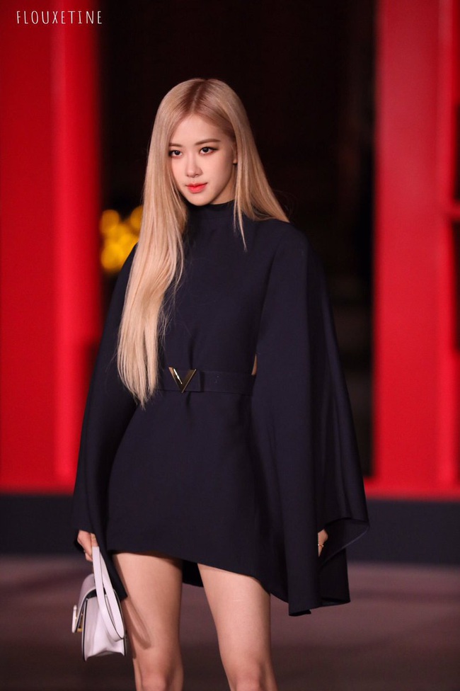 Rosé (Black Pink) diện set đồ gần 250 triệu, phô diện đôi chân cực phẩm như búp bê Barbie - Ảnh 2.