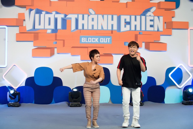 Lê Giang - Lan Phương treo lơ lửng trên bức tường thành, Đại Nghĩa thích thú cười tít mắt - Ảnh 2. Lê Giang - Lan Phương treo lơ lửng trên bức tường thành, Đại Nghĩa thích thú cười tít mắt - Ảnh 2.