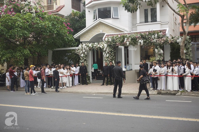 Lễ rước dâu Đông Nhi - Ông Cao Thắng: Fan tập trung đông nghẹt trước nhà cô dâu - Ảnh 2.
