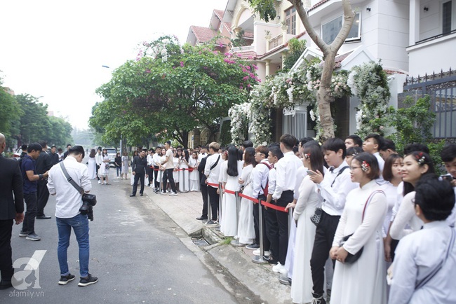 Lễ rước dâu Đông Nhi - Ông Cao Thắng: Dàn phù dâu - phù rể toàn trai xinh gái đẹp của Lip B và Uni5 đổ bộ - Ảnh 4.