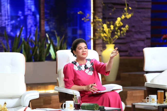 Đi từ thiện hậu Shark Tank mùa 3, Madam Liên rưng rưng nước mắt gọi bà cụ nghèo miền Tây là “Má” làm bao người xúc động - Ảnh 3.