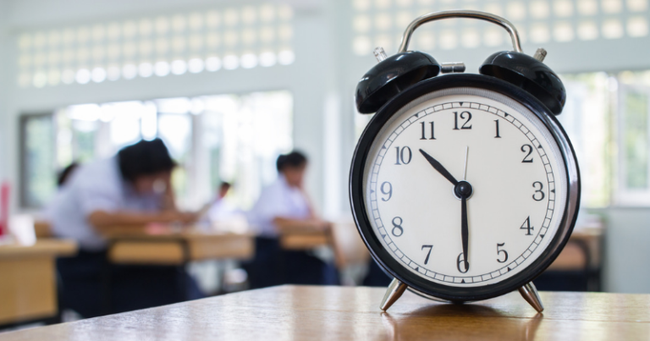 Nhiều trường học ở Anh đã loại bỏ đồng hồ kim vì học sinh không biết... xem giờ - Ảnh 1.