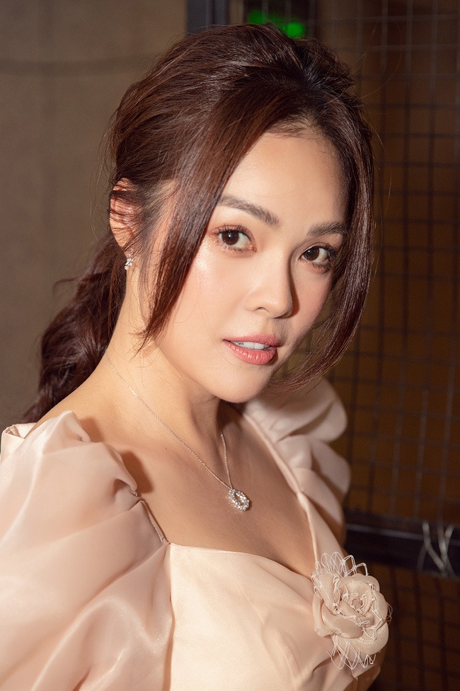 Sau 6 năm xa cách, Dương Cẩm Lynh – Quang Tuấn làm vợ chồng trong phim thế sóng "Bán chồng" - Ảnh 4. Sau 6 năm xa cách, Dương Cẩm Lynh – Quang Tuấn làm vợ chồng trong phim thế sóng "Bán chồng" - Ảnh 4.