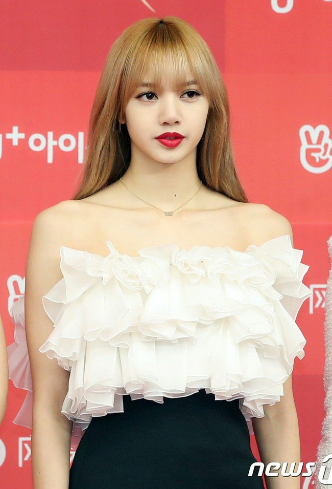 Một ngày đẹp trời, vũ đạo &quot;hái sao&quot; và &quot;vẫy taxi&quot; của Lisa (BLACKPINK) bỗng dưng hot trở lại, sốc nhất là lượng view sau 2 năm - Ảnh 1.