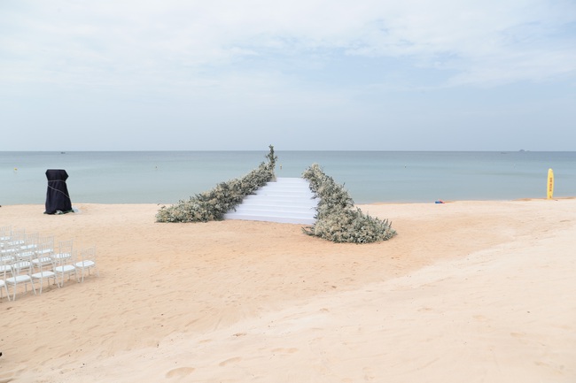 Hé lộ khung cảnh lễ cưới hoành tráng và sang chảnh với hoa trắng ngập tràn của Đông Nhi - Ông Cao Thắng - Ảnh 4.