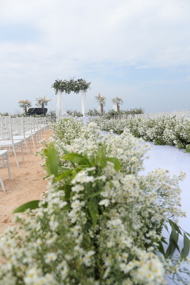 Hé lộ khung cảnh lễ cưới hoành tráng và sang chảnh với hoa trắng ngập tràn của Đông Nhi - Ông Cao Thắng - Ảnh 7.