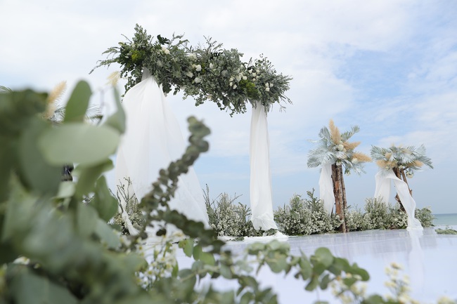 Hé lộ khung cảnh lễ cưới hoành tráng và sang chảnh với hoa trắng ngập tràn của Đông Nhi - Ông Cao Thắng - Ảnh 8.
